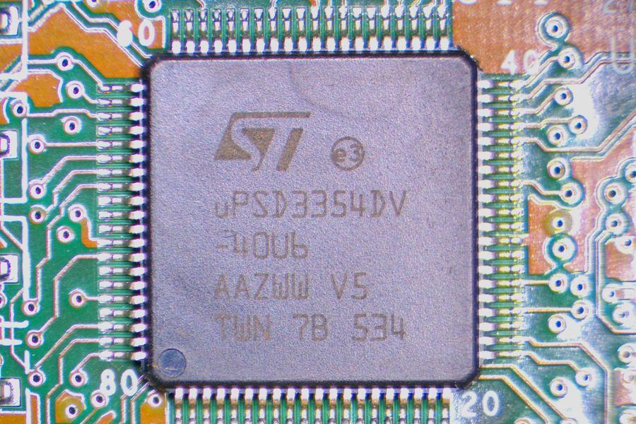 STMicroelectronics uPSD3354DV.